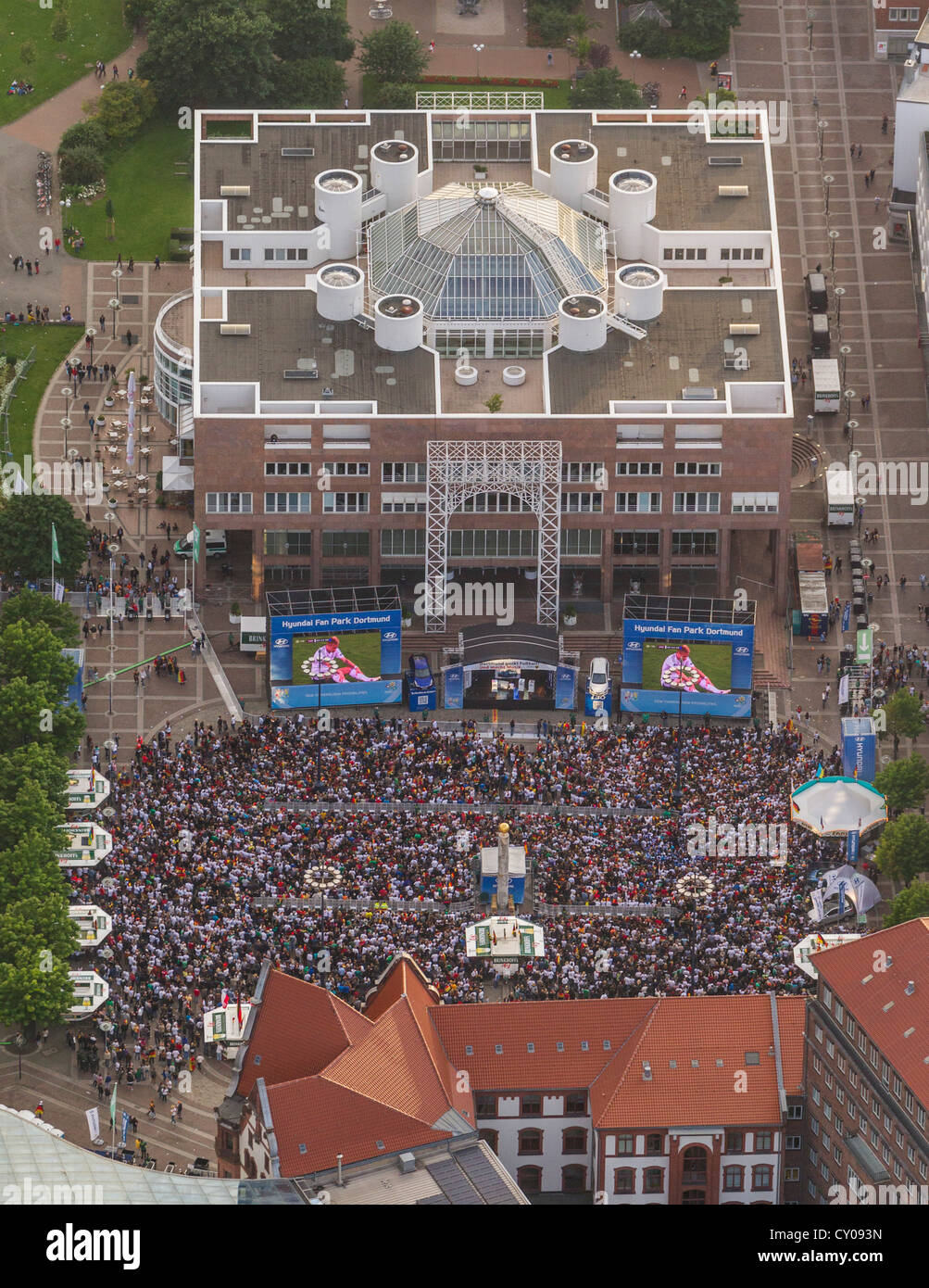 Luftaufnahme, public-Viewing-Bereich bei der Euro-2012-Viertelfinale Spiel Deutschland Vs Griechenland, großen Platz vor der Stockfoto