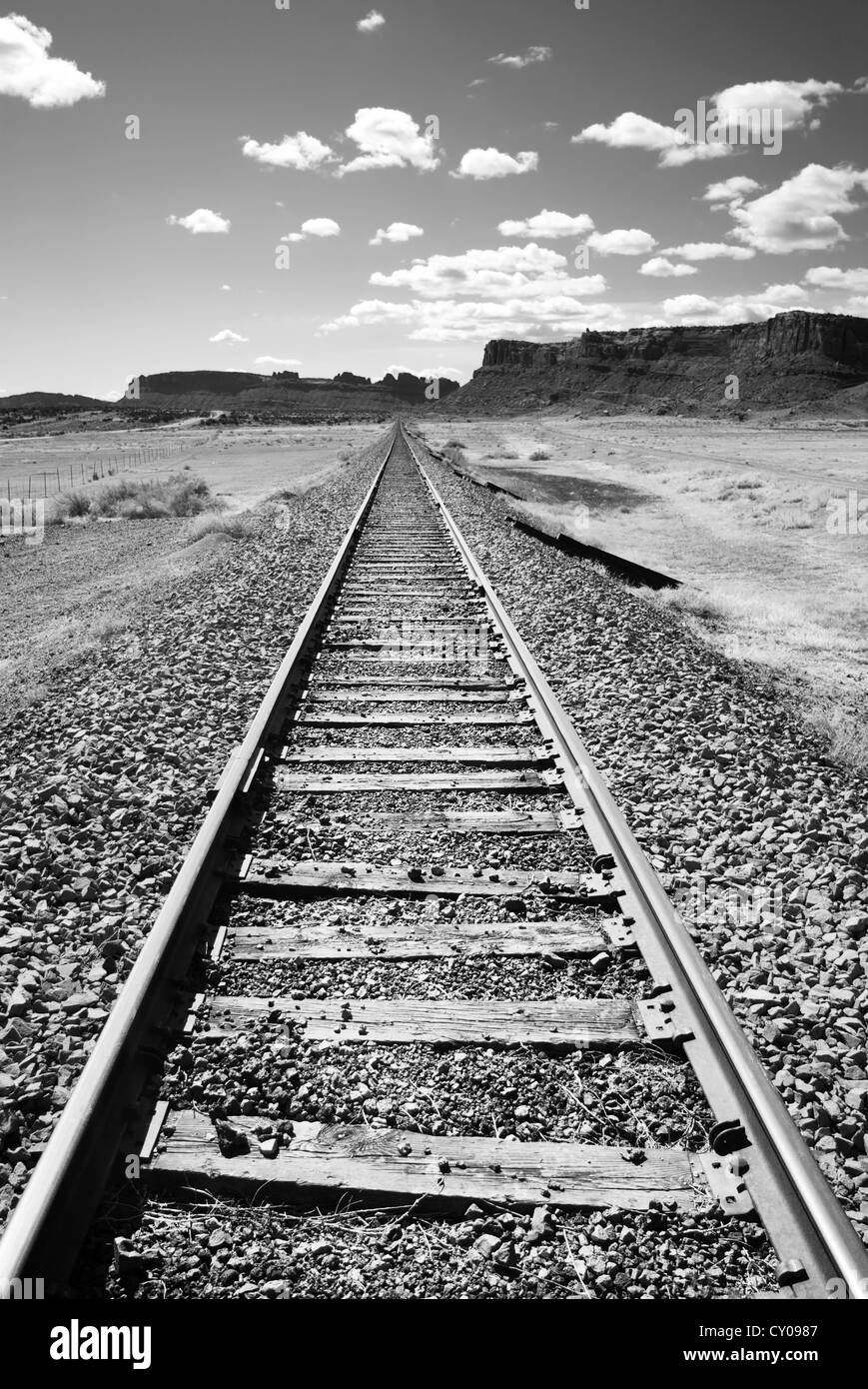 Schienen Sie verschwinden in die Wüstenlandschaft, Moab, südöstlichen Utah, Kontrast die weite Wüste Landschaft Stockfoto