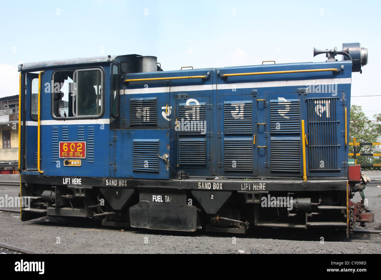 Schmale Lehre Diesel Lokomotive (bekannt als die Spielzeugeisenbahn) nahenden Ghum, Indiens höchster Bahnhof Stockfoto