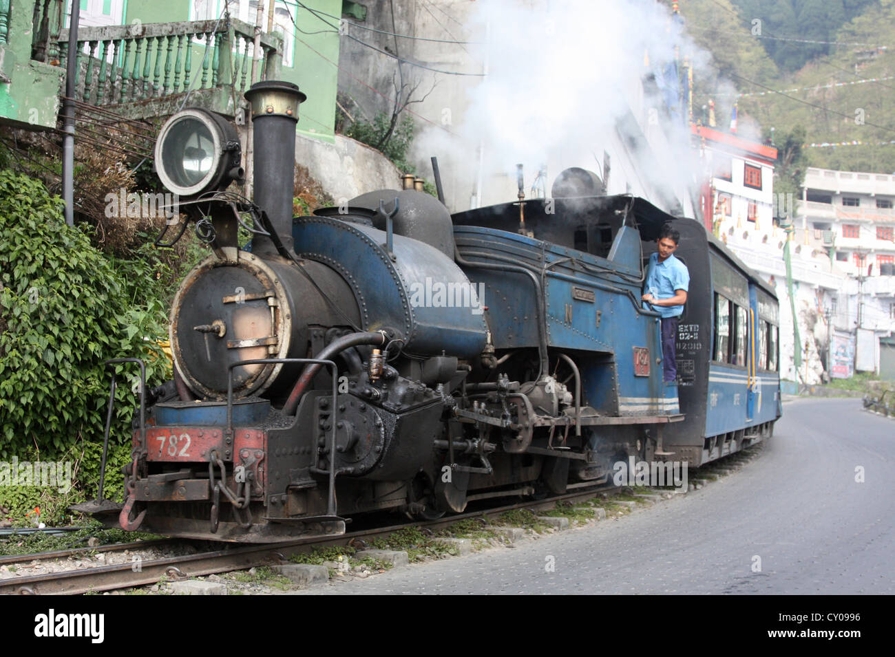 Vintage British gebaut B Klasse Schmalspur Dampflokomotiven (auch bekannt als die Spielzeugeisenbahn) nähert sich Darjeeling Stockfoto