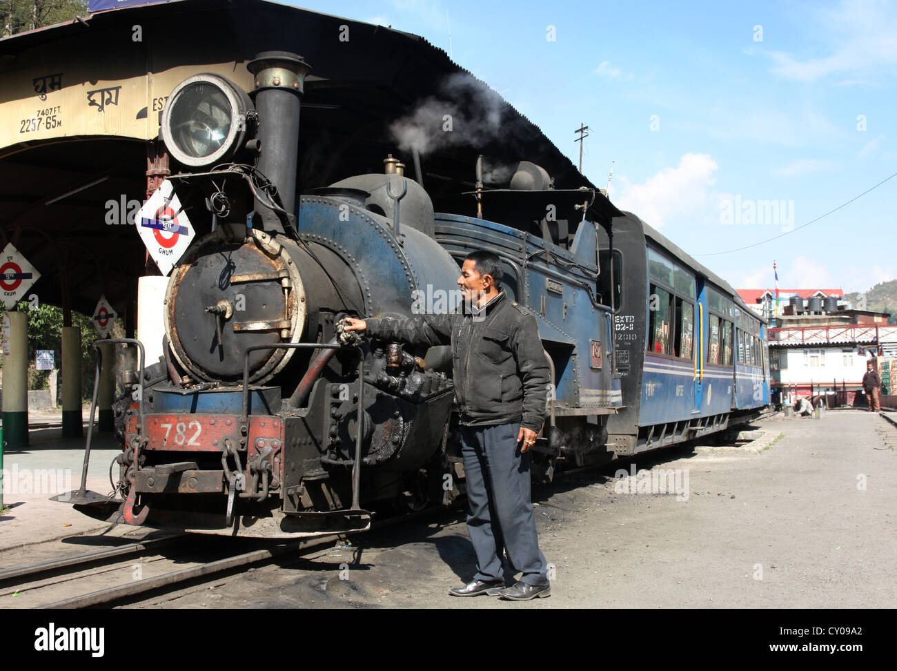 Vintage British gebaut B Klasse Schmalspur Dampflok (bekannt als die Spielzeugeisenbahn) am höchsten Bahnhof Ghum, Indien Stockfoto