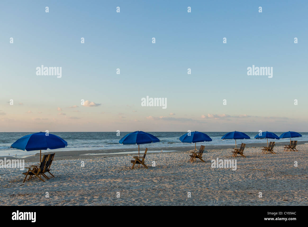 Liegen und Sonnenschirme am Strand auf Hilton Head Island, SC Stockfoto