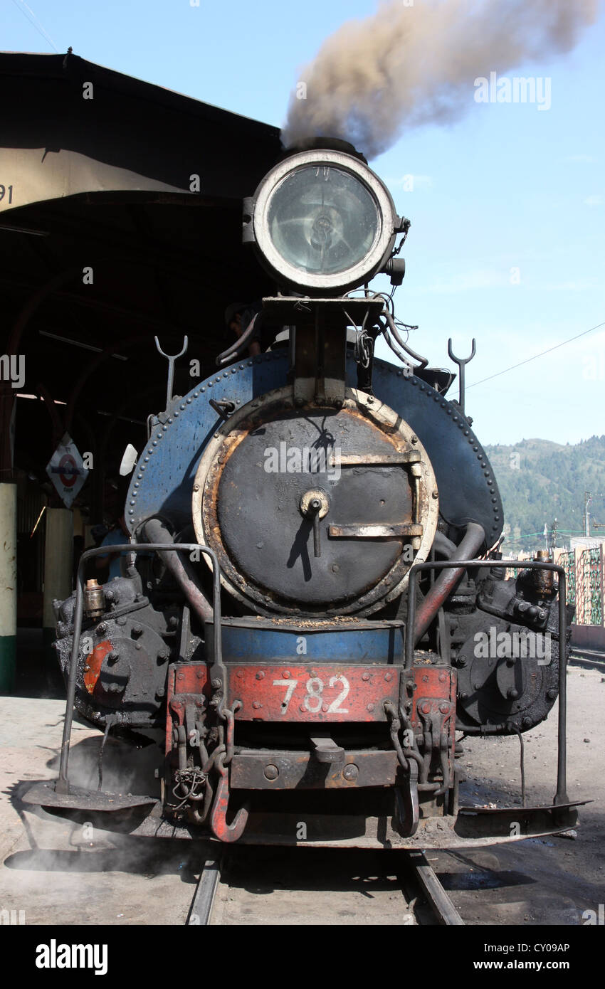 Vintage British gebaut B Klasse Schmalspur Dampflok (bekannt als die Spielzeugeisenbahn) am höchsten Bahnhof Ghum, Indien Stockfoto