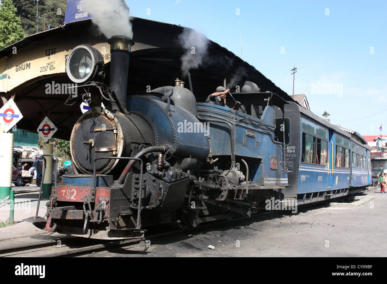 Vintage British gebaut B Klasse Schmalspur Dampflok (bekannt als die Spielzeugeisenbahn) am höchsten Bahnhof Ghum, Indien Stockfoto