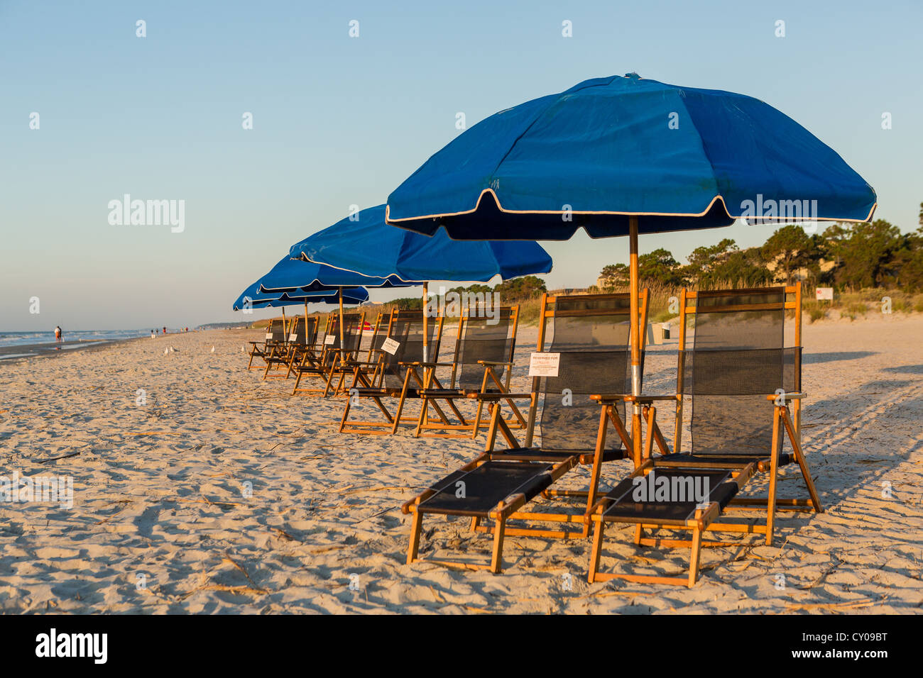 Liegen und Sonnenschirme am Strand auf Hilton Head Island, SC Stockfoto