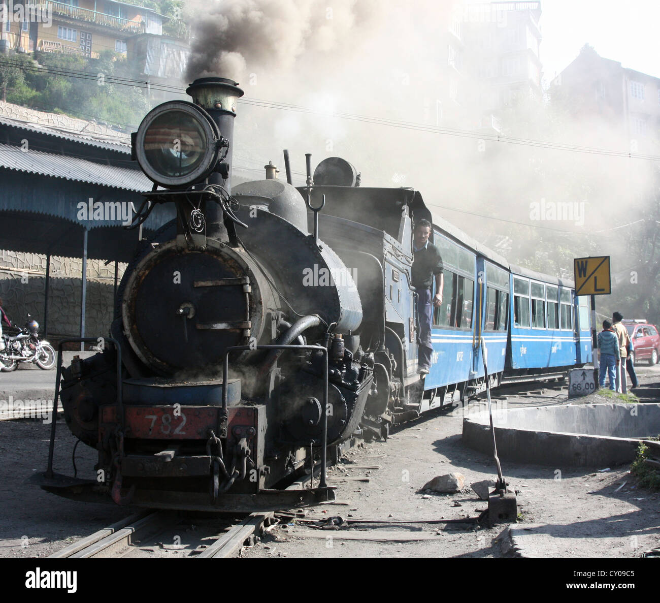 Vintage British gebaut B Klasse Schmalspur Dampflokomotiven (auch bekannt als die Spielzeugeisenbahn) nähert sich Darjeeling Bahnhof Stockfoto
