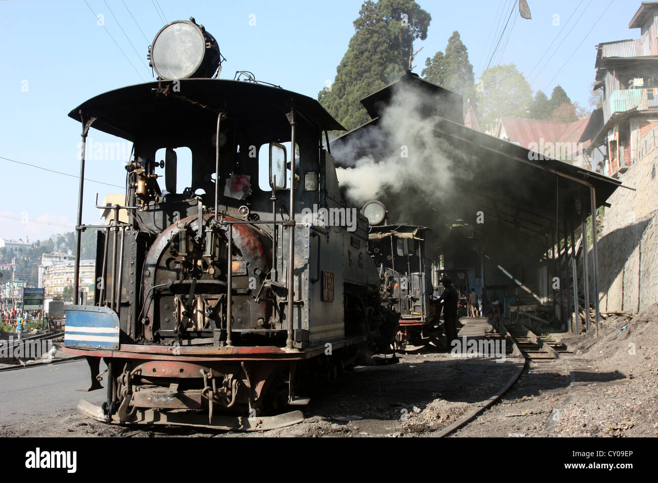 Vintage British gebaut B Klasse Schmalspur Dampflokomotiven (auch bekannt als die Spielzeugeisenbahn) in Darjeeling Bahnhof Lokschuppen Stockfoto