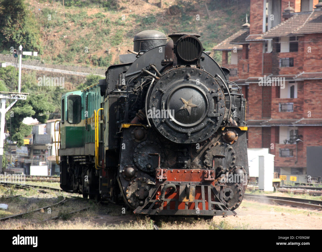 Schmalspur Dampflokomotiven (auch bekannt als die Spielzeugeisenbahn) nähert sich Conoor Bahnhof. Tamil Nadu, Indien Stockfoto