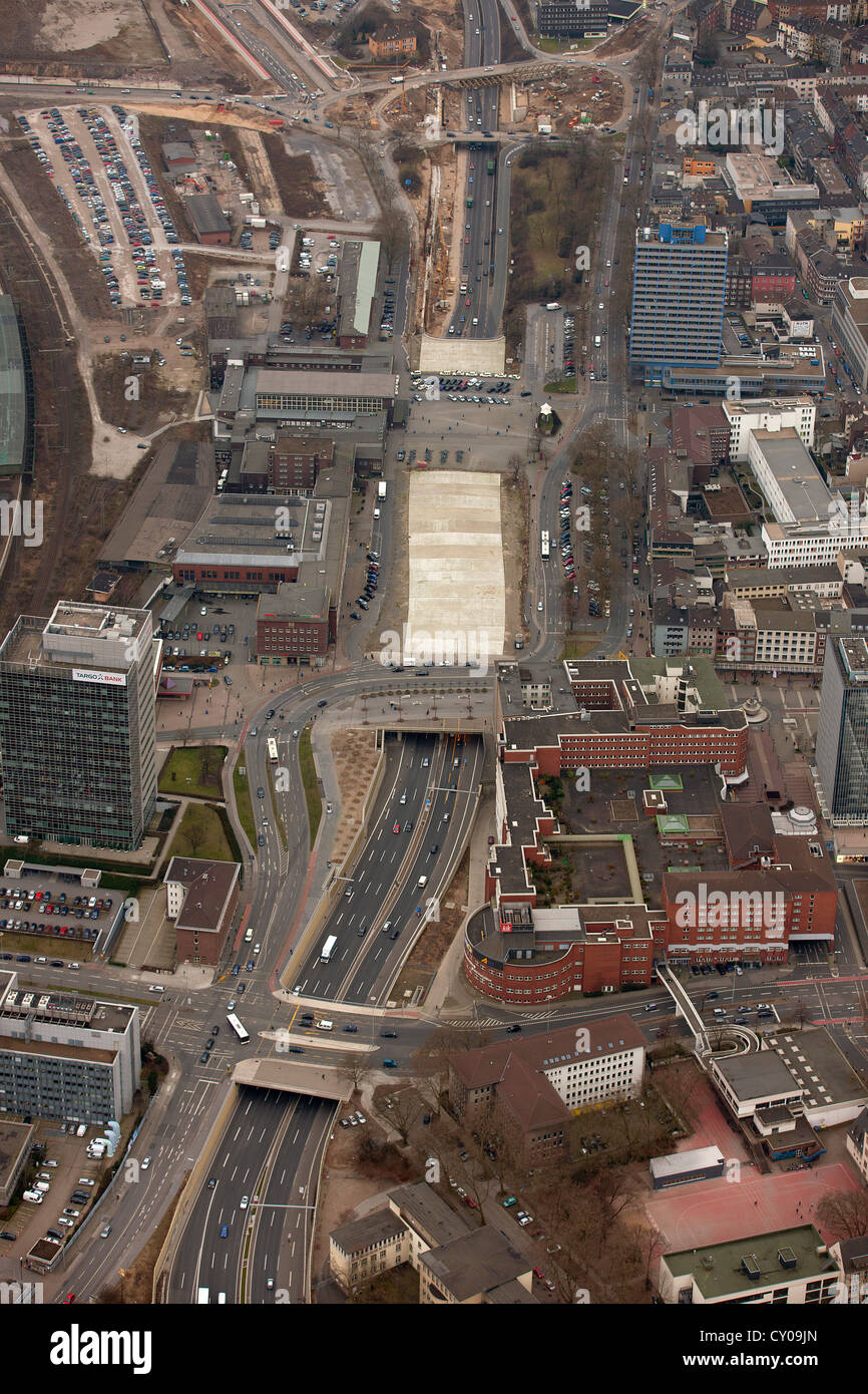 Luftaufnahme, bedeckt A57 Fahrbahn am Hauptbahnhof Duisburg und Mercator Straße, Duisburg, Ruhrgebiet Stockfoto