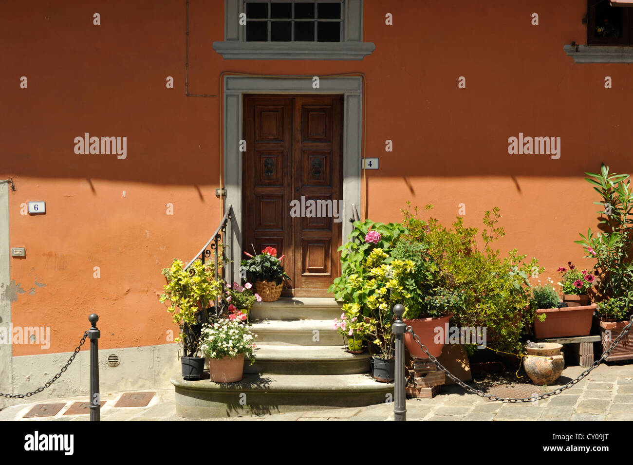 Malerische Türen um Piazza Giusti Montecatiny Alto Toskana Italien. Stockfoto