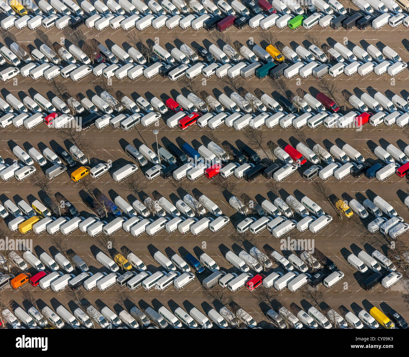 Luftaufnahme, Parkplatz für neue Autos, Sprinter Produktionsstandort, Mercedes-Benz, Düsseldorf, Rheinland, Nordrhein-Westfalen Stockfoto