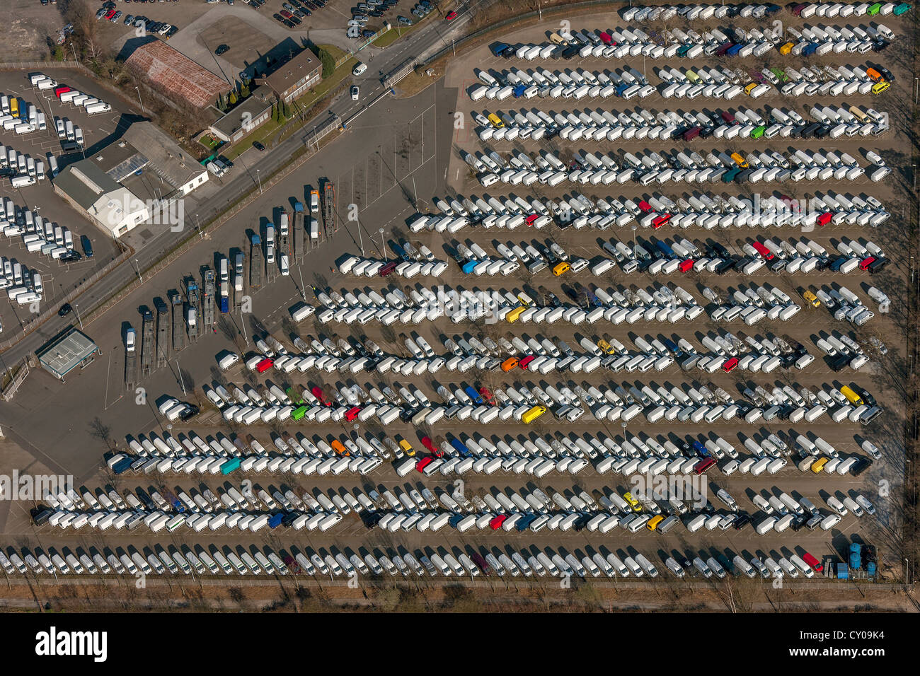 Luftaufnahme, Parkplatz für neue Autos, Sprinter Produktionsstandort, Mercedes-Benz, Düsseldorf, Rheinland, Nordrhein-Westfalen Stockfoto
