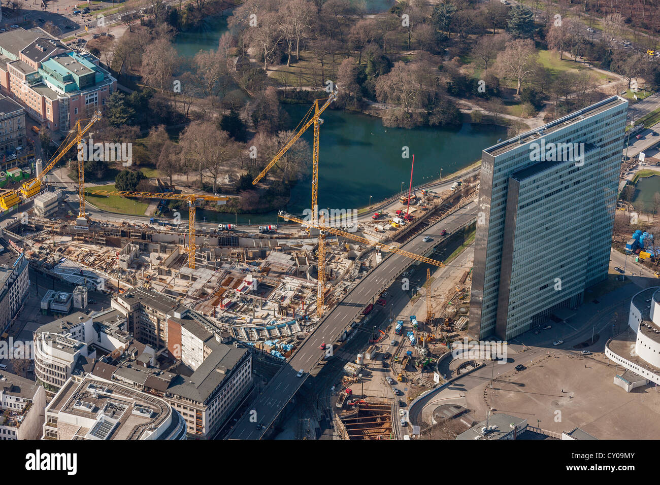 Luftbild, erhöhte Autobahn, Koebogen Baustelle, Dreischeibenhaus Gebäude, Thyssen Hauptverwaltung, Düsseldorf Stockfoto