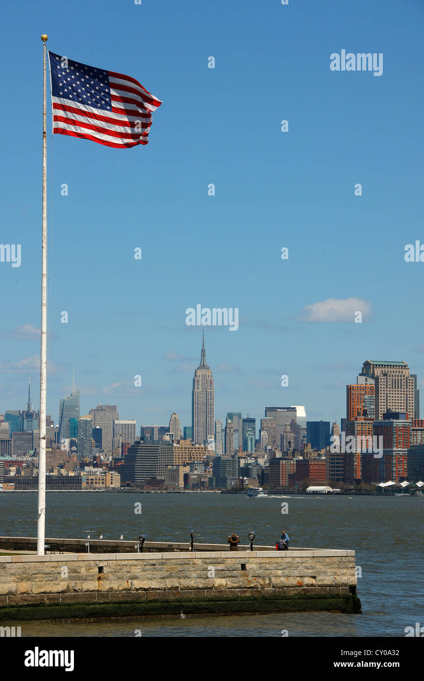 Amerikanische Flagge, die Skyline von Manhattan, New York City, New York, USA, Nordamerika Stockfoto