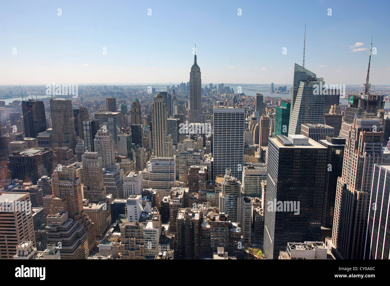 Blick vom Rockefeller Center über die Skyline mit dem Empire State Building, New York, New York, USA, Nordamerika Stockfoto