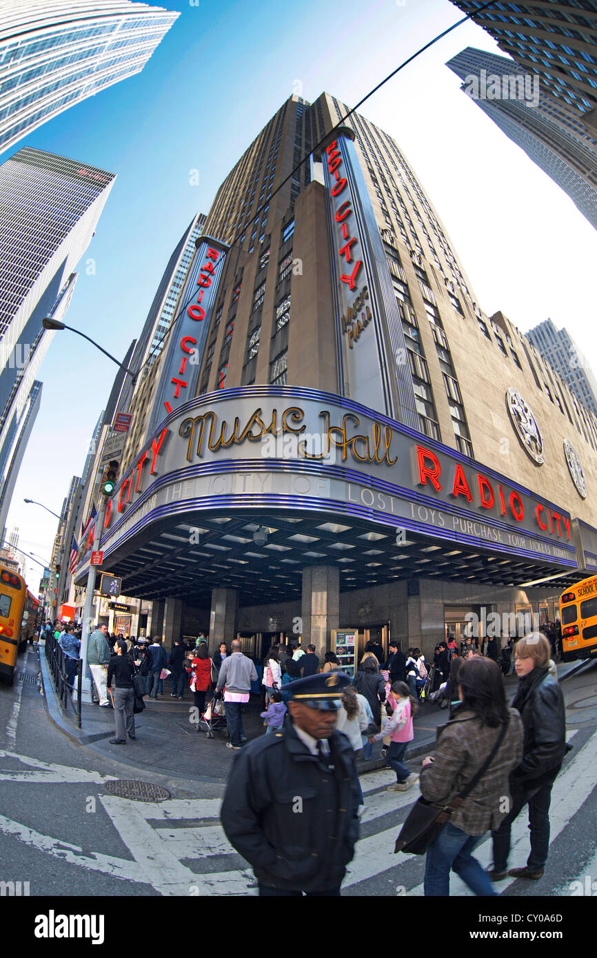Radio City Music Hall, Fußgänger, Straßenszene, Fisch Auge geschossen, New York City, New York, USA, Nordamerika Stockfoto