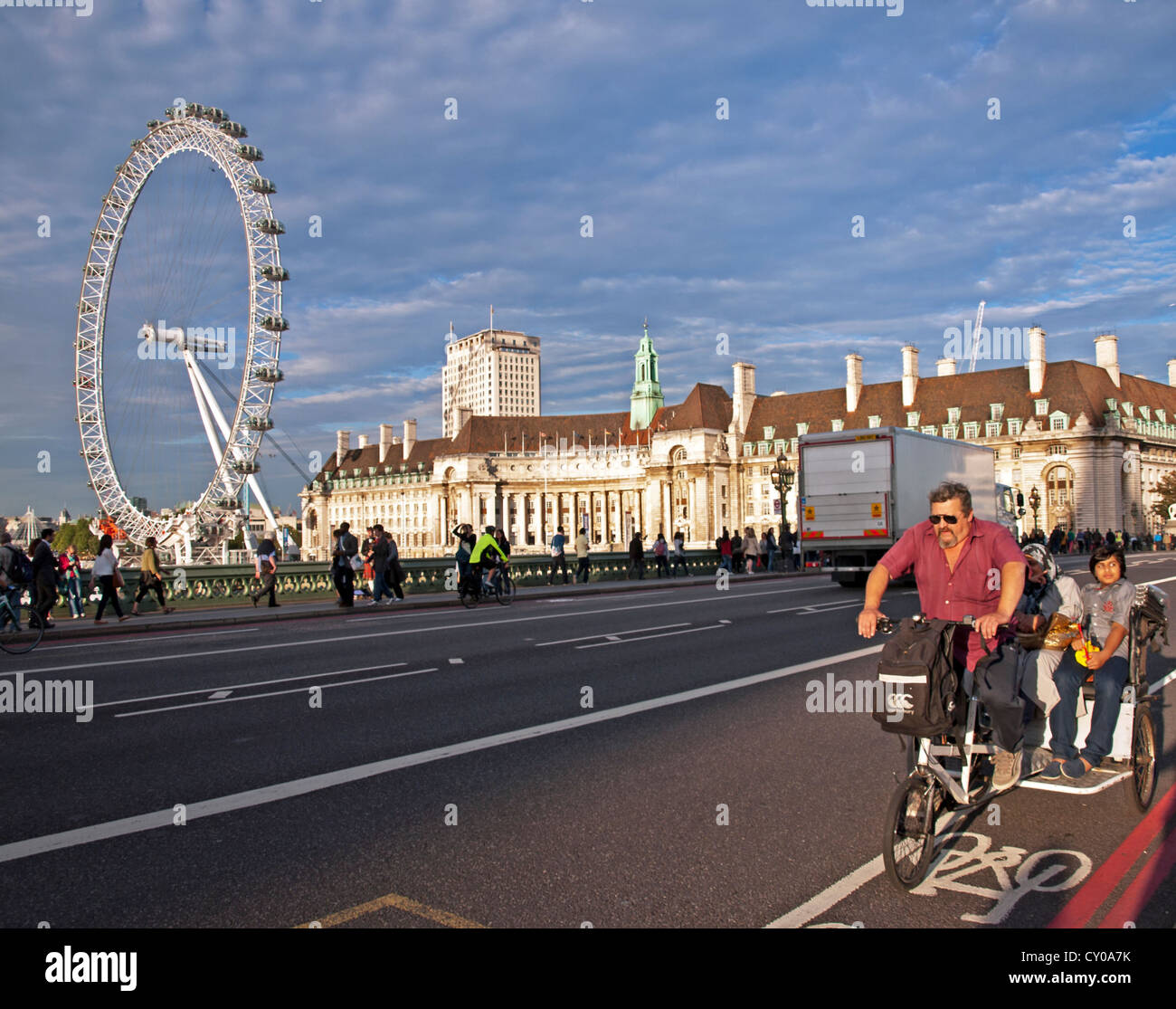 Blick auf Westminster Bridge Road, die London Eye in Hintergrund, Stadt der Westminter, London, England, Vereinigtes Königreich Stockfoto