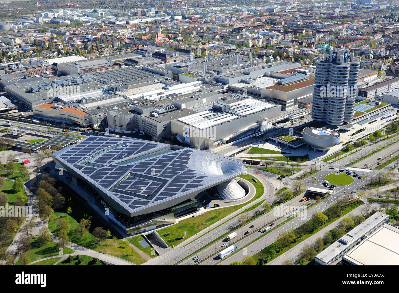 Blick vom Fernsehturm, Olympiaturm-Turm, BMW Welt, BMW Welt und BMW-Zentrale "BMW Vierzylinder", München, Bayern Stockfoto