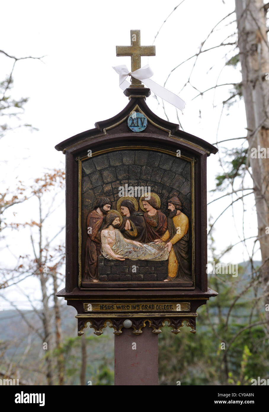 Kreuzweg am Riederstein, Station XIV, ist Jesus im Grab, See Tegernsee, Rottach-Egern, Oberbayern gelegt. Stockfoto