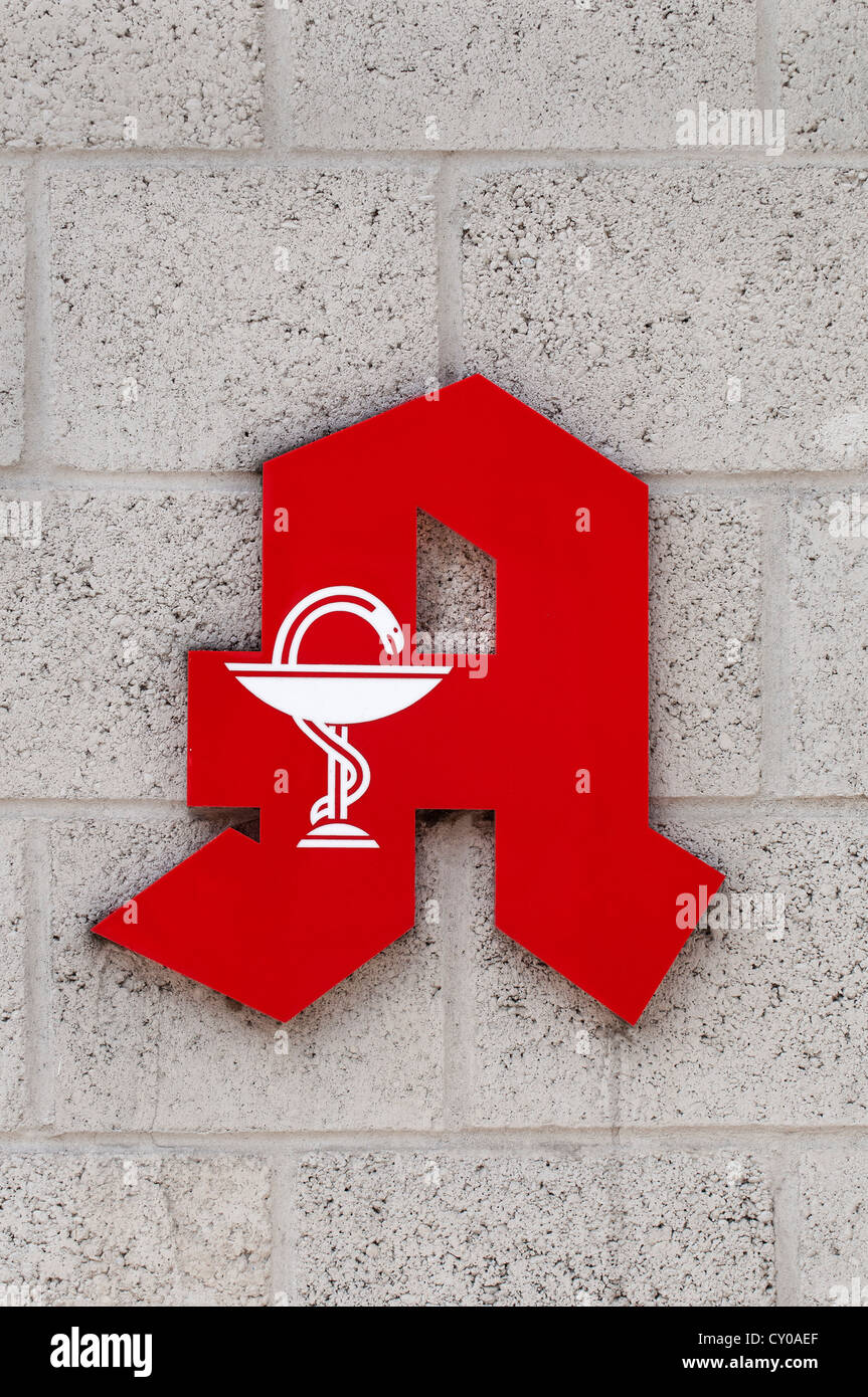 Deutsche Apotheke Logo, roten "A" für "Apotheke", mit aesculapian Schlange auf einer Fassade Stockfoto