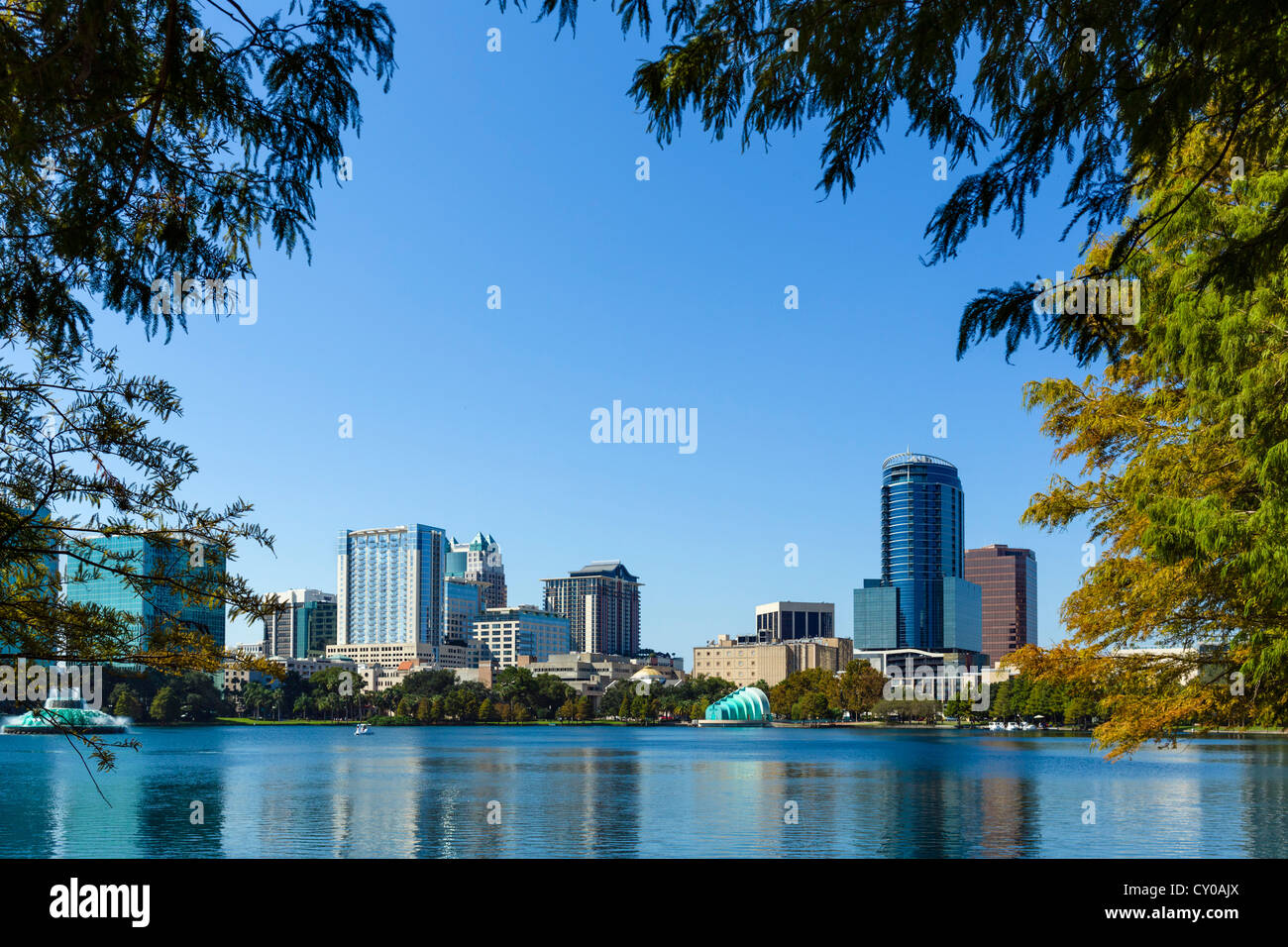 Die Skyline der Innenstadt vom Lake Eola Park, Orlando, Zentral-Florida, USA Stockfoto