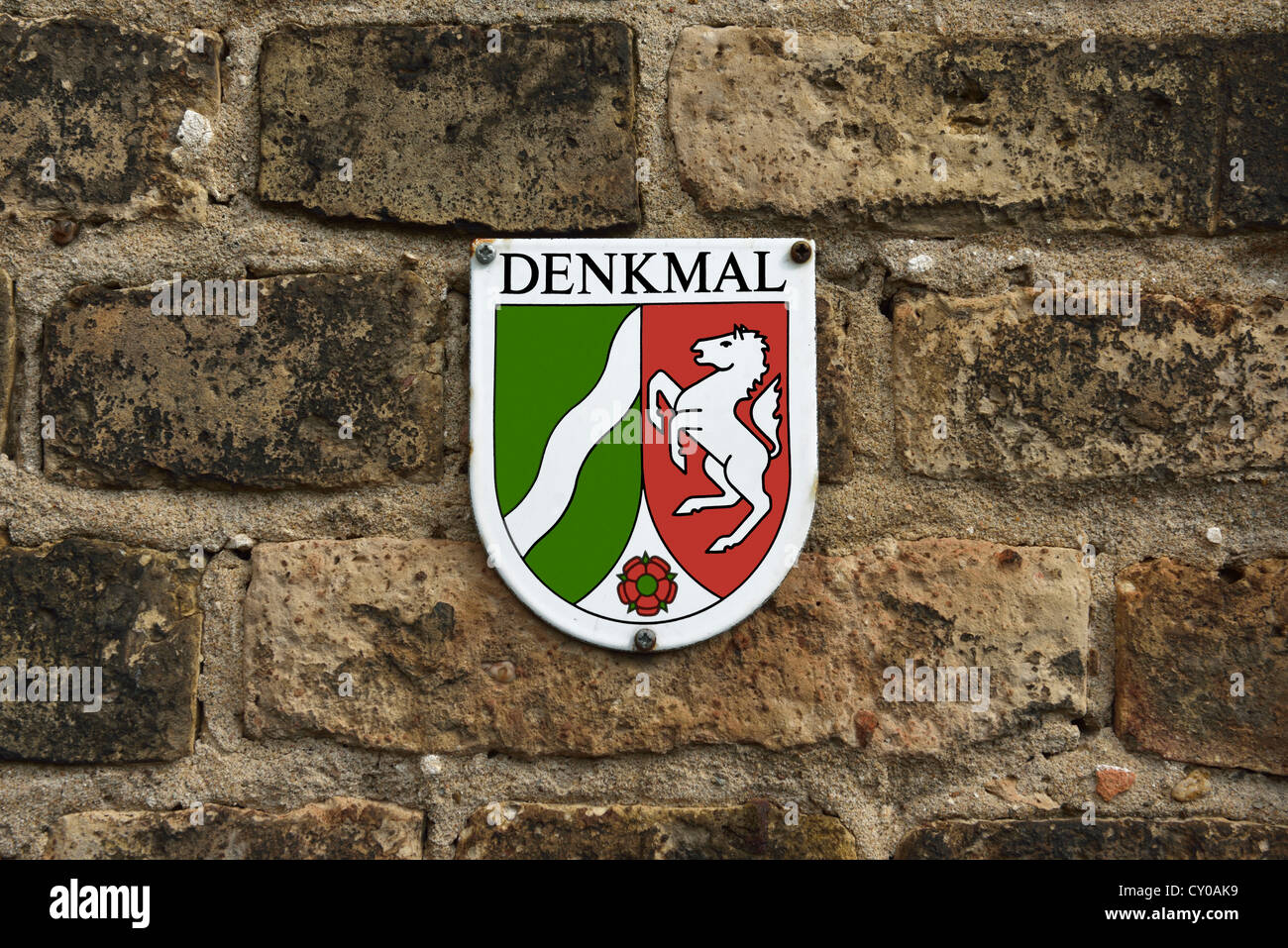 Schild mit den Wappen von Nordrhein-Westfalen Schriftzug "Denkmal", Deutsch für "Memorial" auf eine Mauer Stockfoto