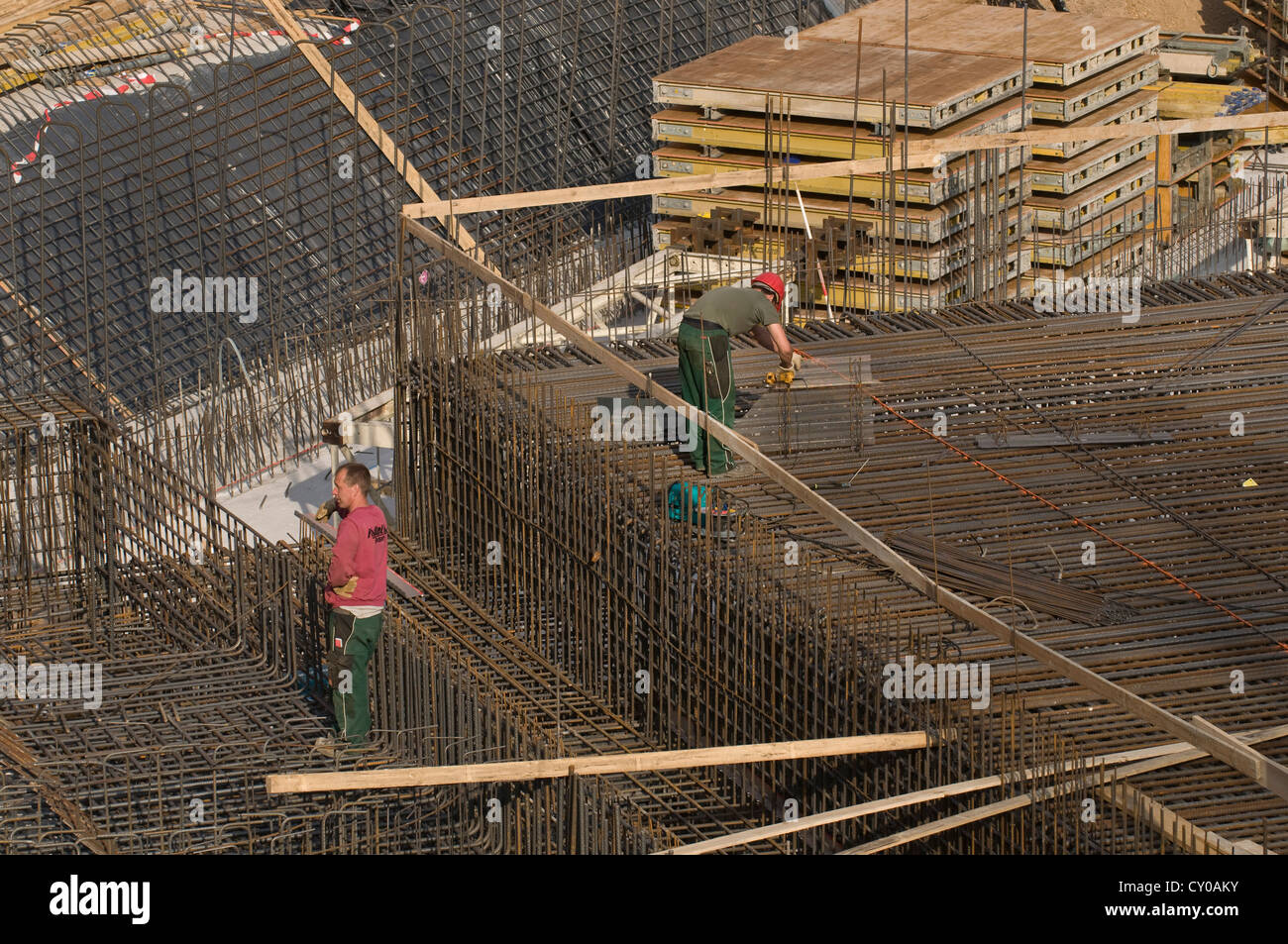 Bauarbeiter arbeiten über die Verstärkung eines Gebäudes, PublicGround Stockfoto