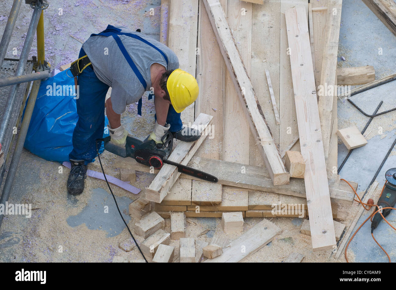Bau Arbeiter schneiden Balken mit einer Kettensäge, Vogelperspektive,  PublicGround Stockfotografie - Alamy