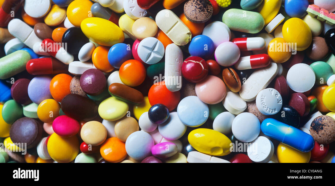 Medikamente, bunte Mischung aus Kapseln, Pillen und Tabletten, Vollformat- abgelaufen Stockfotografie - Alamy