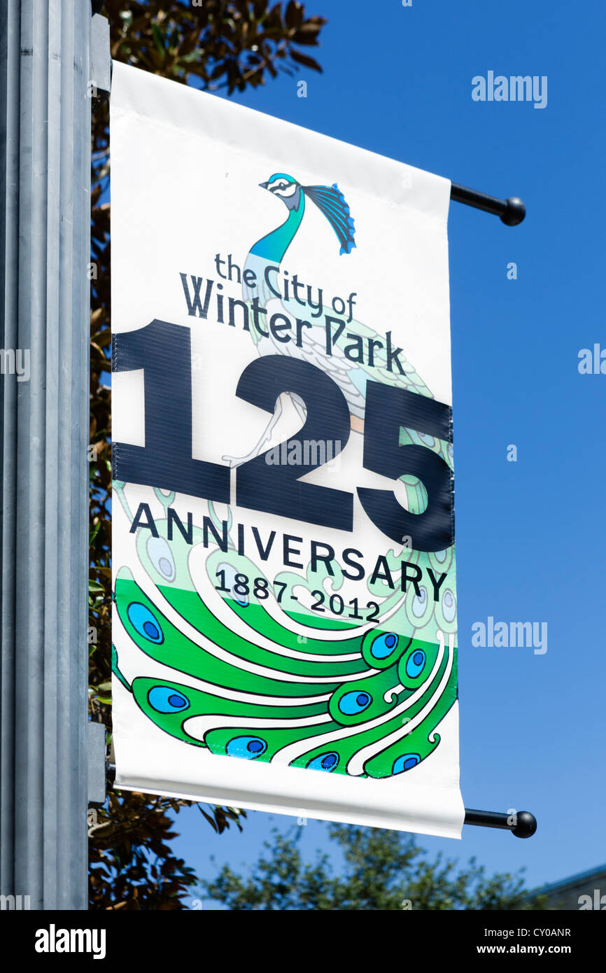 Banner auf der Park Avenue (Hauptstraße) feiert 125-jähriges Jubiläum der Stadt, Winter Park, Zentral-Florida, USA Stockfoto