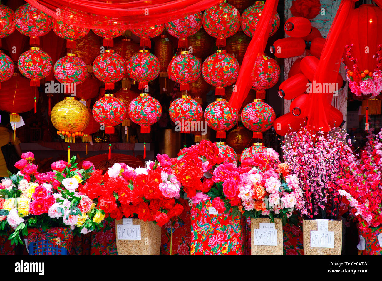 Blume und Laterne stehen, Vorbereitung für das Chinese New Year, Chinatown, Kuala Lumpur, Malaysia, Südostasien, Asien Stockfoto