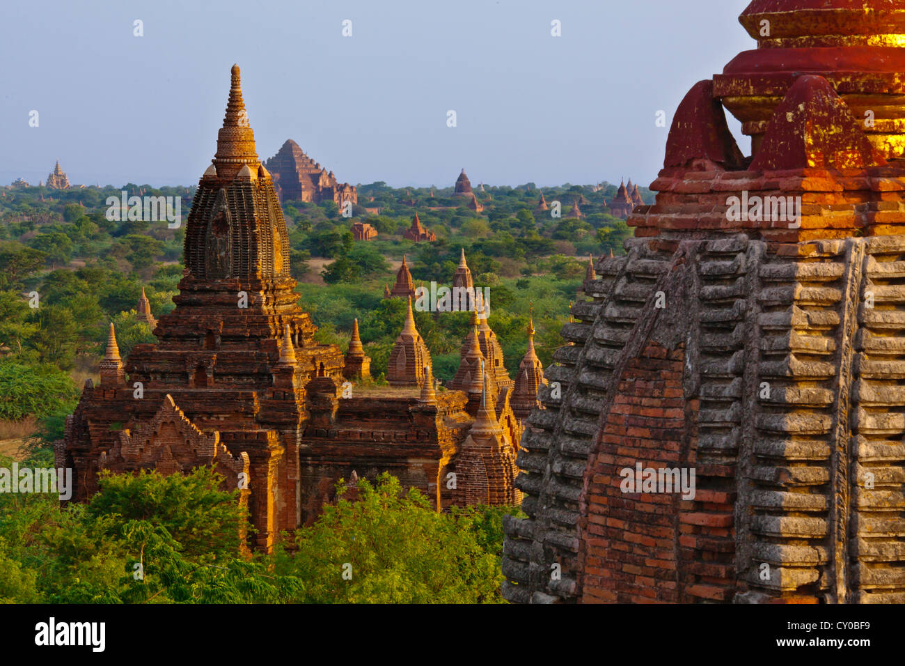 Blick auf die THAMUTI und DHAMMAYANGYI Tempel von der DHAMMAYAZIKA-Pagode - BAGAN, MYANMAR Stockfoto