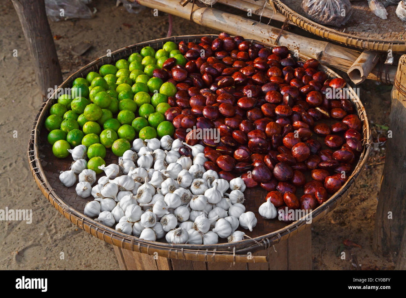 Knoblauch, LIMETTEN und WASSERKASTANIEN angeboten zum Verkauf auf dem Markt in neu-BAGAN - BAGAN, MYANMAR Stockfoto