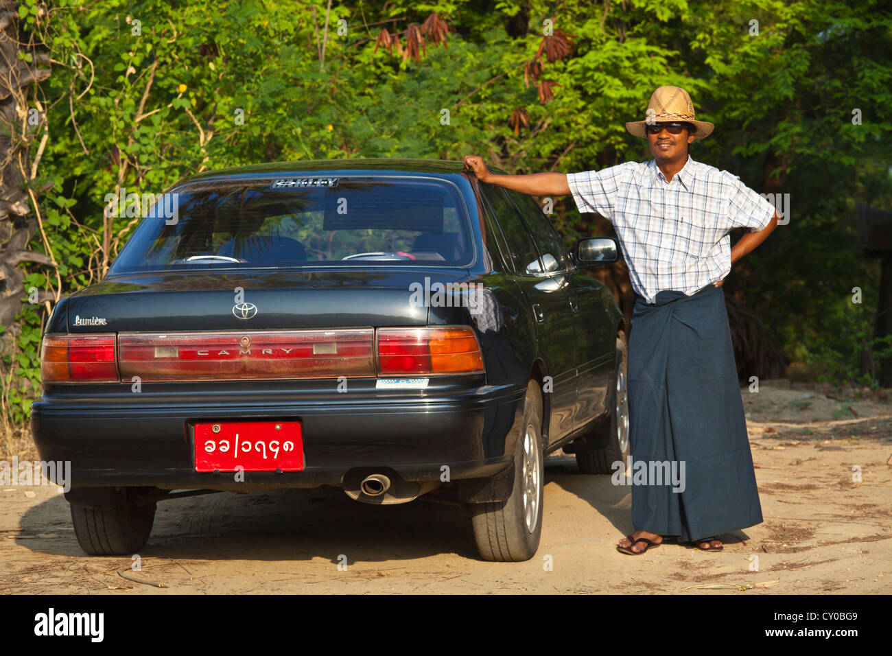 Mein Fahrer So und seine wunderbare klimatisierten Auto - BAGAN, MYANMAR Stockfoto