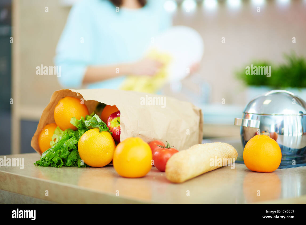 Nahaufnahme von Paperbag voller Früchte und vegs mit weiblichen auf Hintergrund Stockfoto