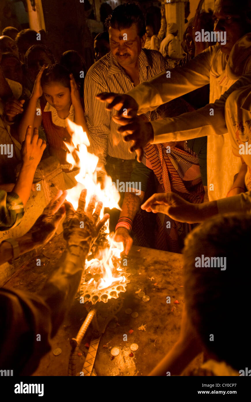 Hinduistischen Anbeter übergeben ihre Hände durch ein heiliges Ritual Flamme am Vishram Ghat, Mathura, Indien Stockfoto