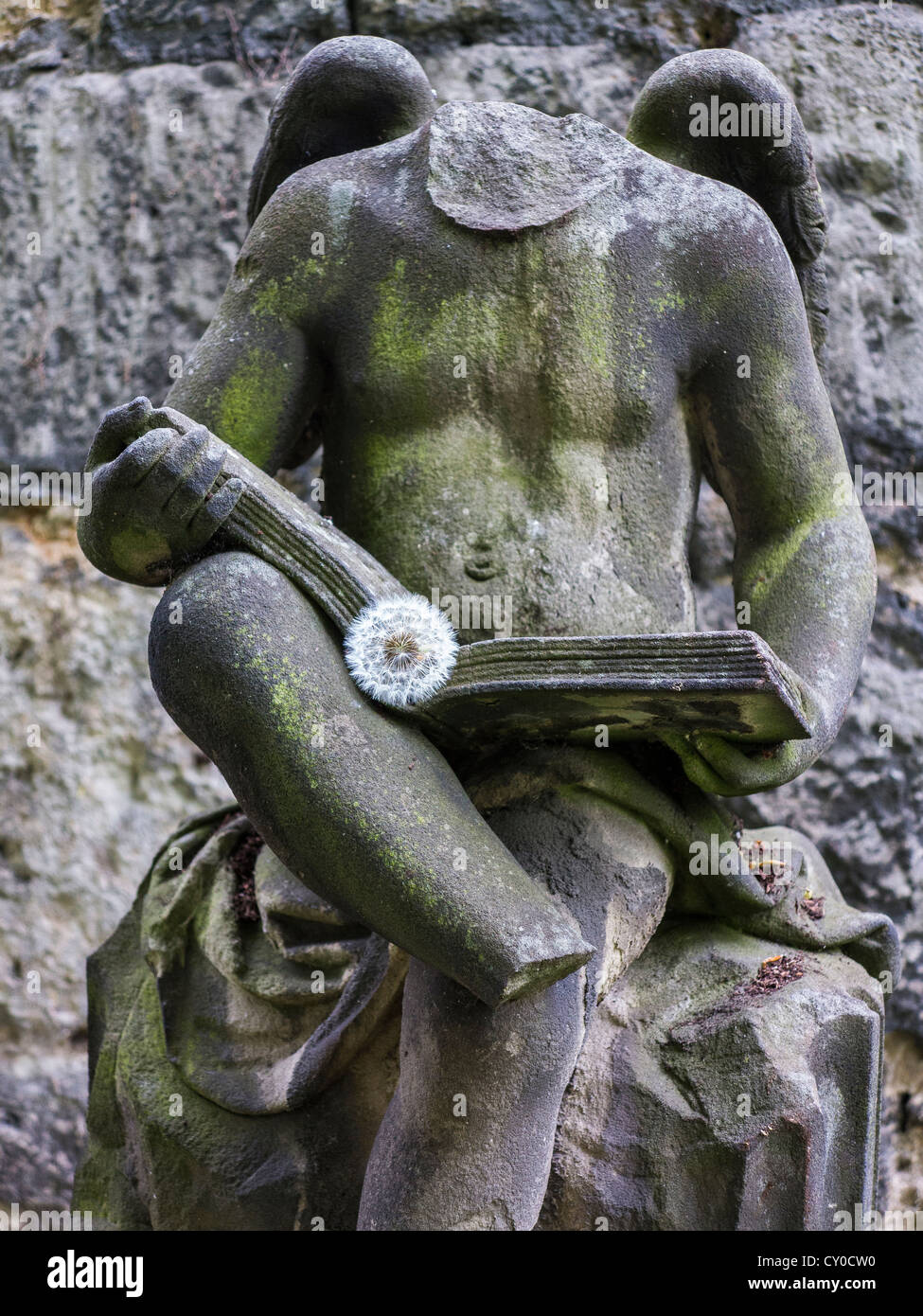 Kopflose Steinfigur, historischer Friedhof Weimar, Thüringen Stockfoto