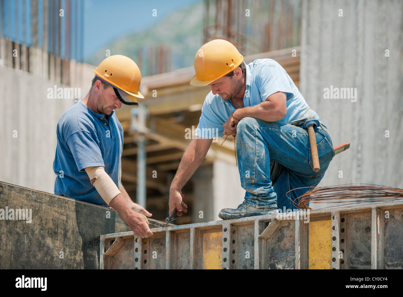 Zwei Bauarbeiter Schalung Rahmen verbindlich Stockfoto