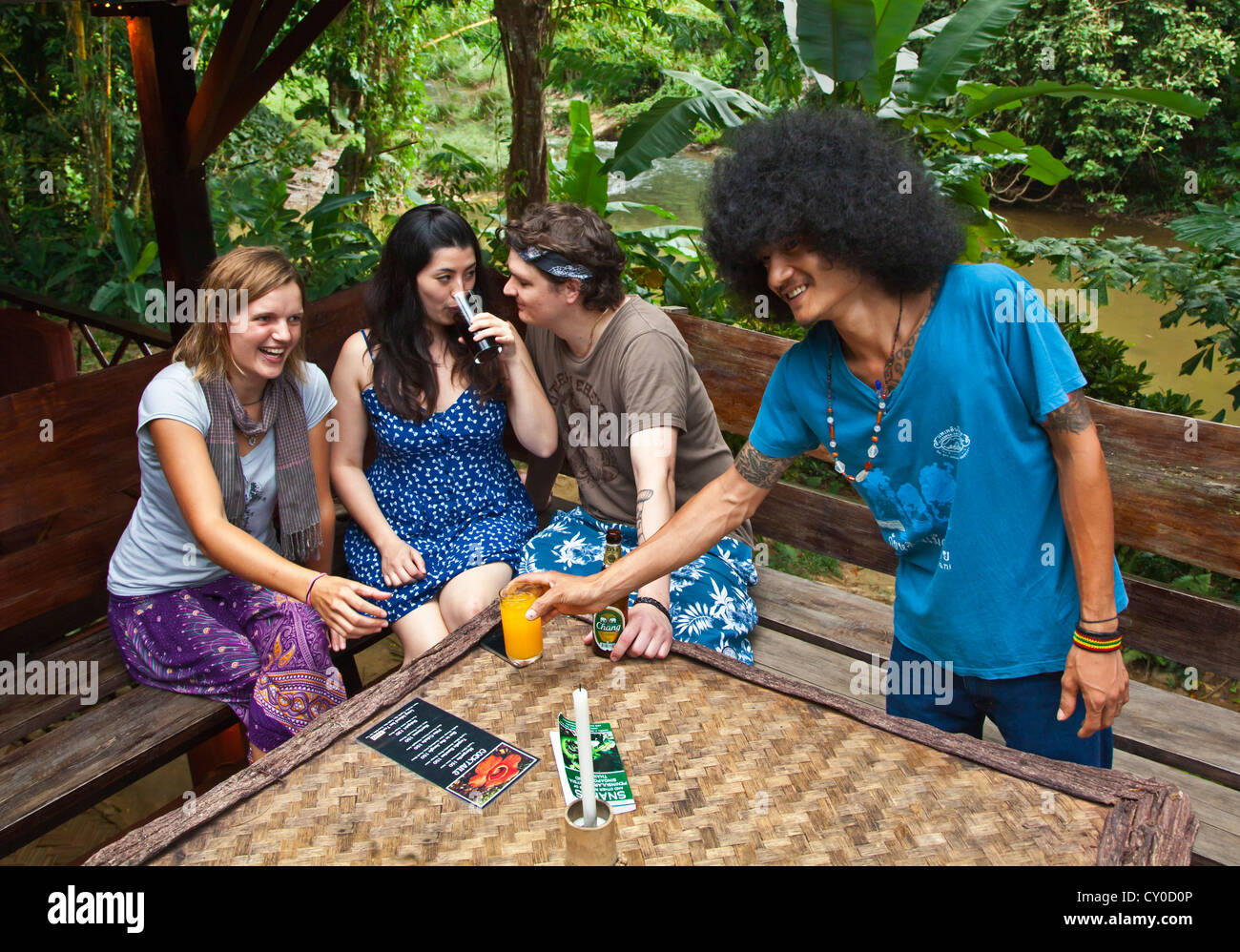 Genießen Sie die Bar im Obergeschoss und das Restaurant im OUR JUNGLE HOUSE in der Nähe von KHAO SOK Nationalpark - SURATHANI PROVENCE, THAILAND Stockfoto