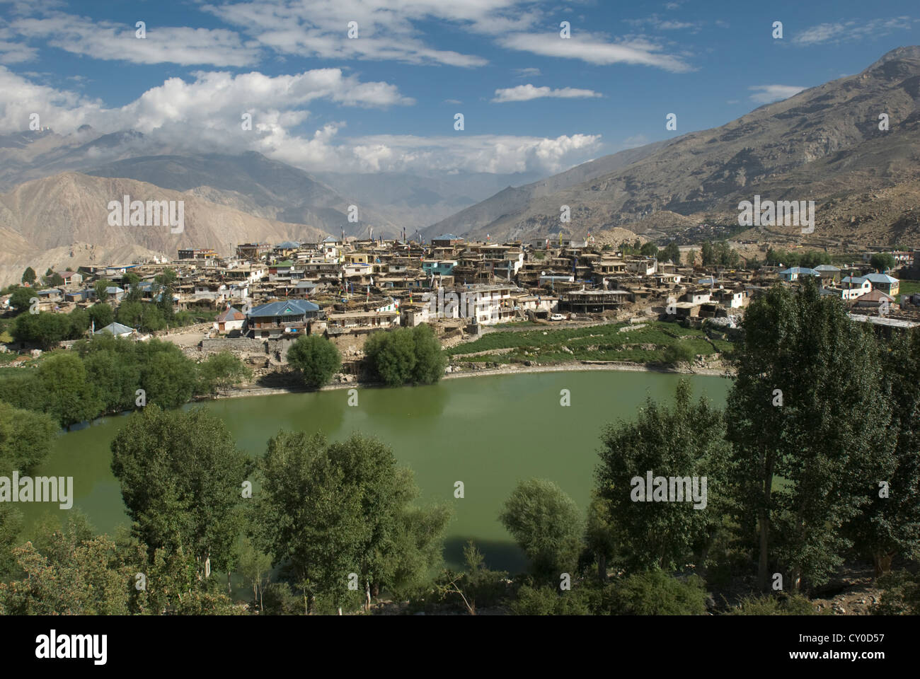 Himalaya Dorf von Nako schmiegt sich an das Ufer des heiligen Sees Nako in Kinnaur Distrikt, Nord-Indien Stockfoto