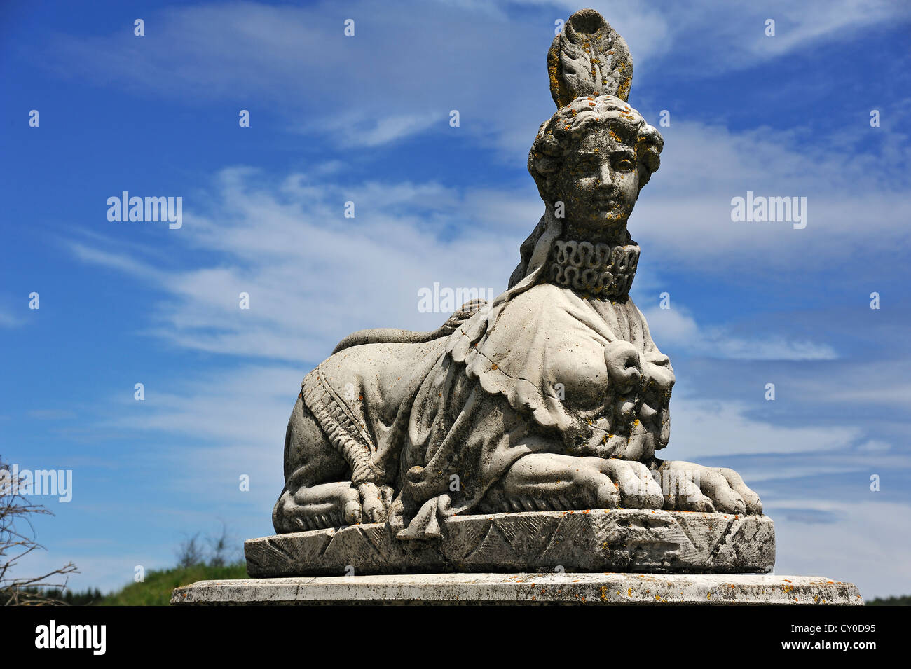 Skulptur einer Sphinx gegen ein blauer Himmel mit Wolken, Landschaftsgarten in Dennenlohe, Middle Franconia, Bayern Stockfoto