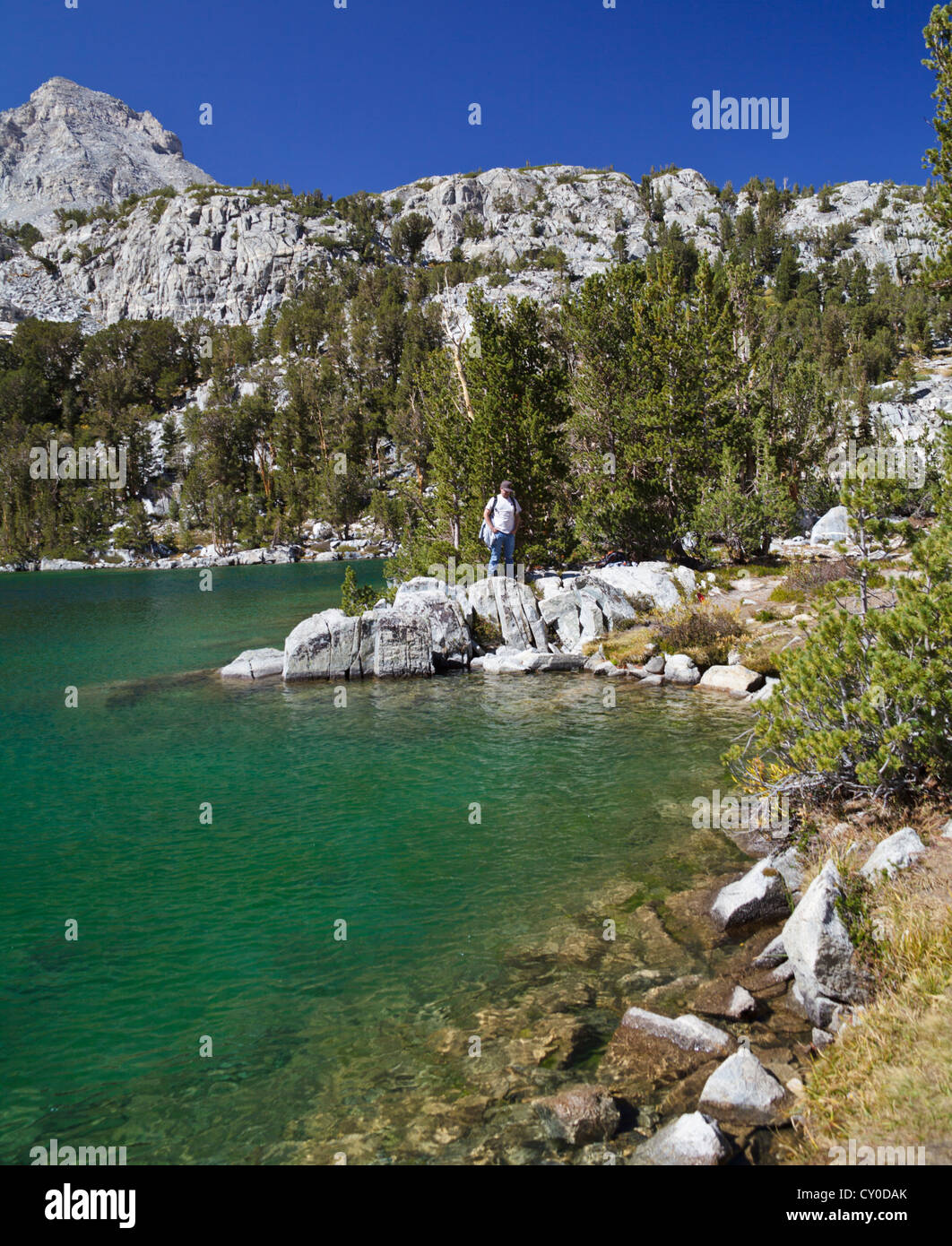 Wanderer am Gem Lake in kleinen Seen-Tal im Rock Creek Canyon Stockfoto