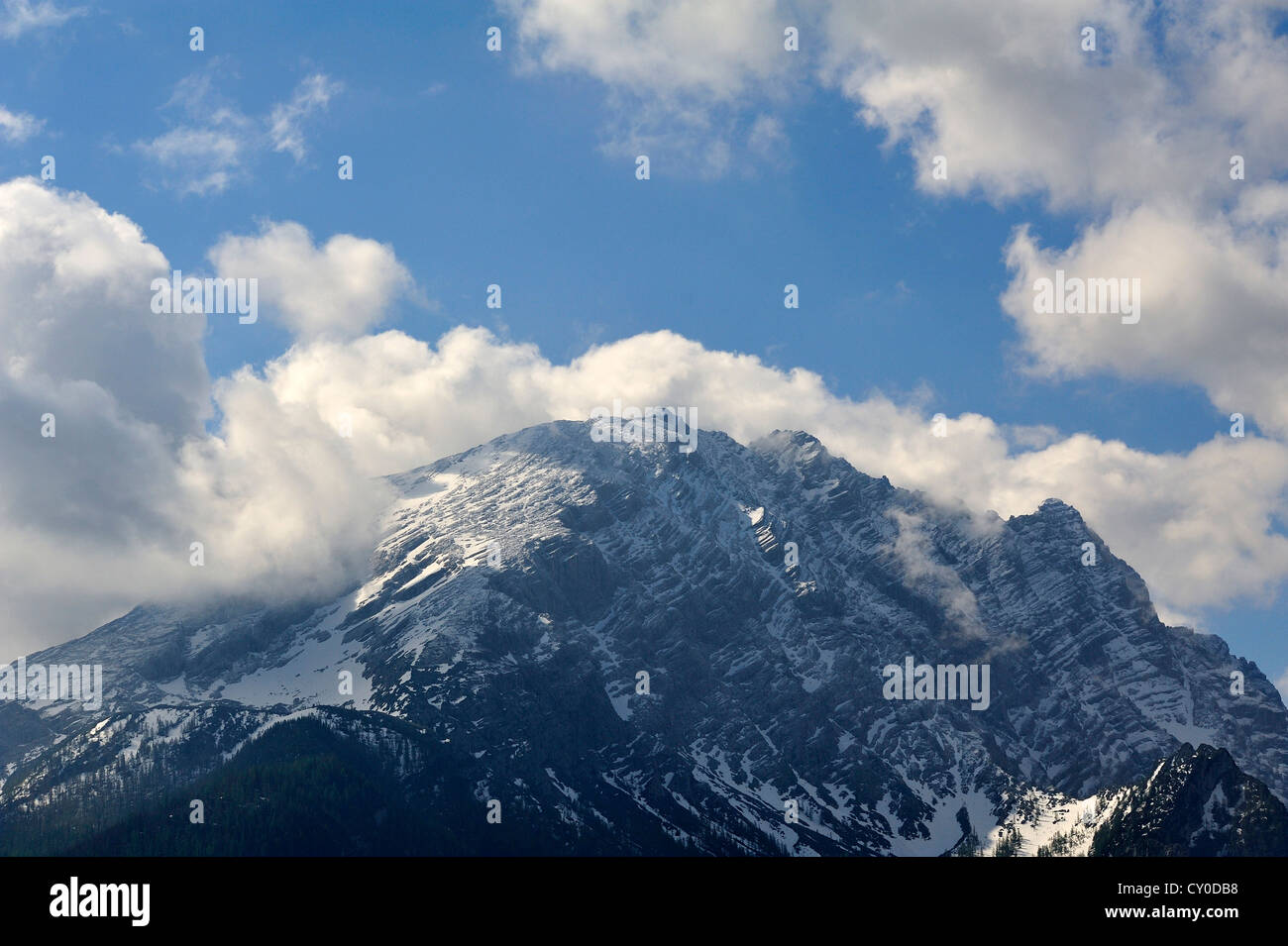 Westwand des Watzmann Berg, Himmel mit Wolken, Ramsau, Bayern, Oberbayern Stockfoto