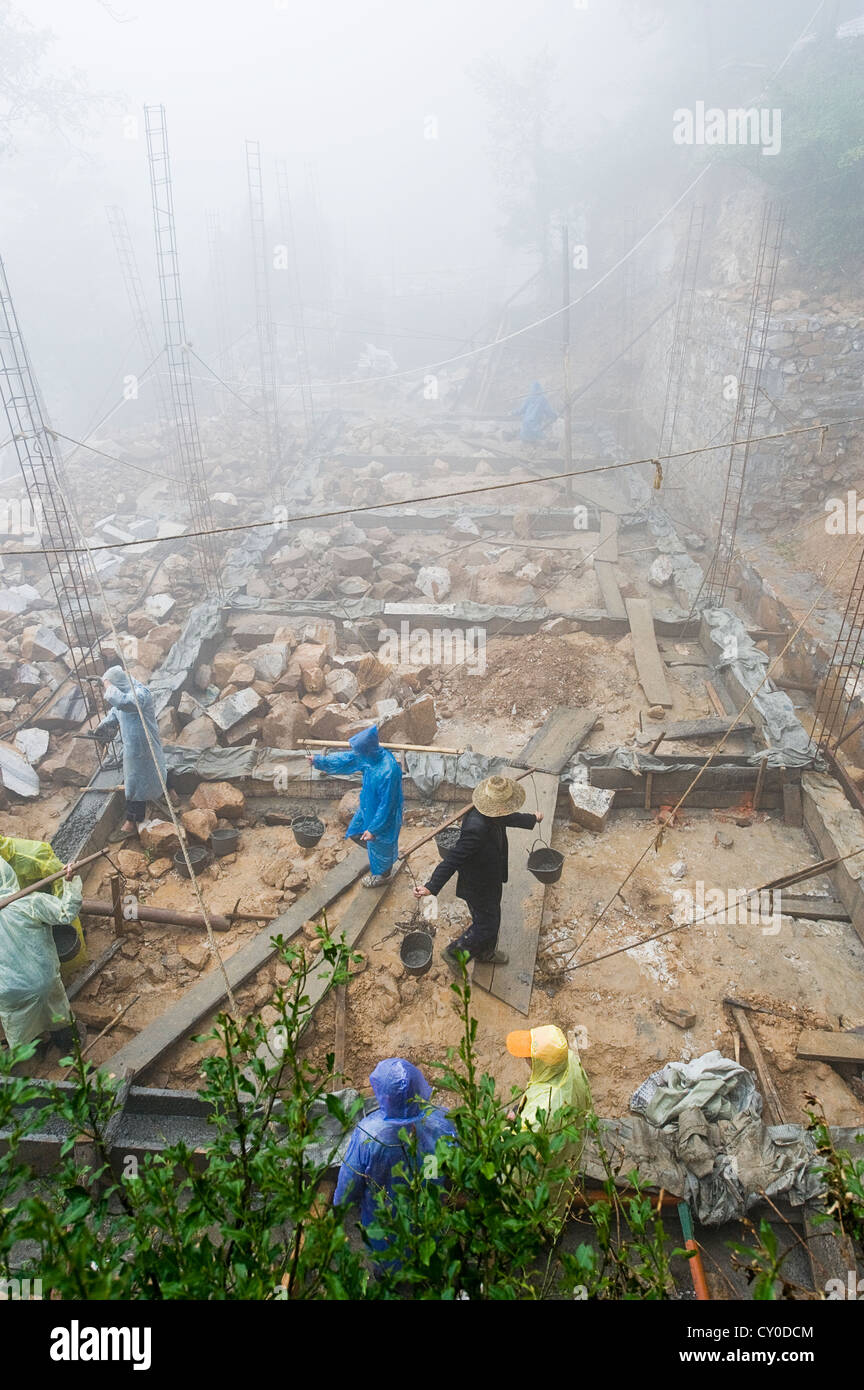 Bau- und Arbeiter im San Huang Zhai Kloster am Berg Song, China Stockfoto
