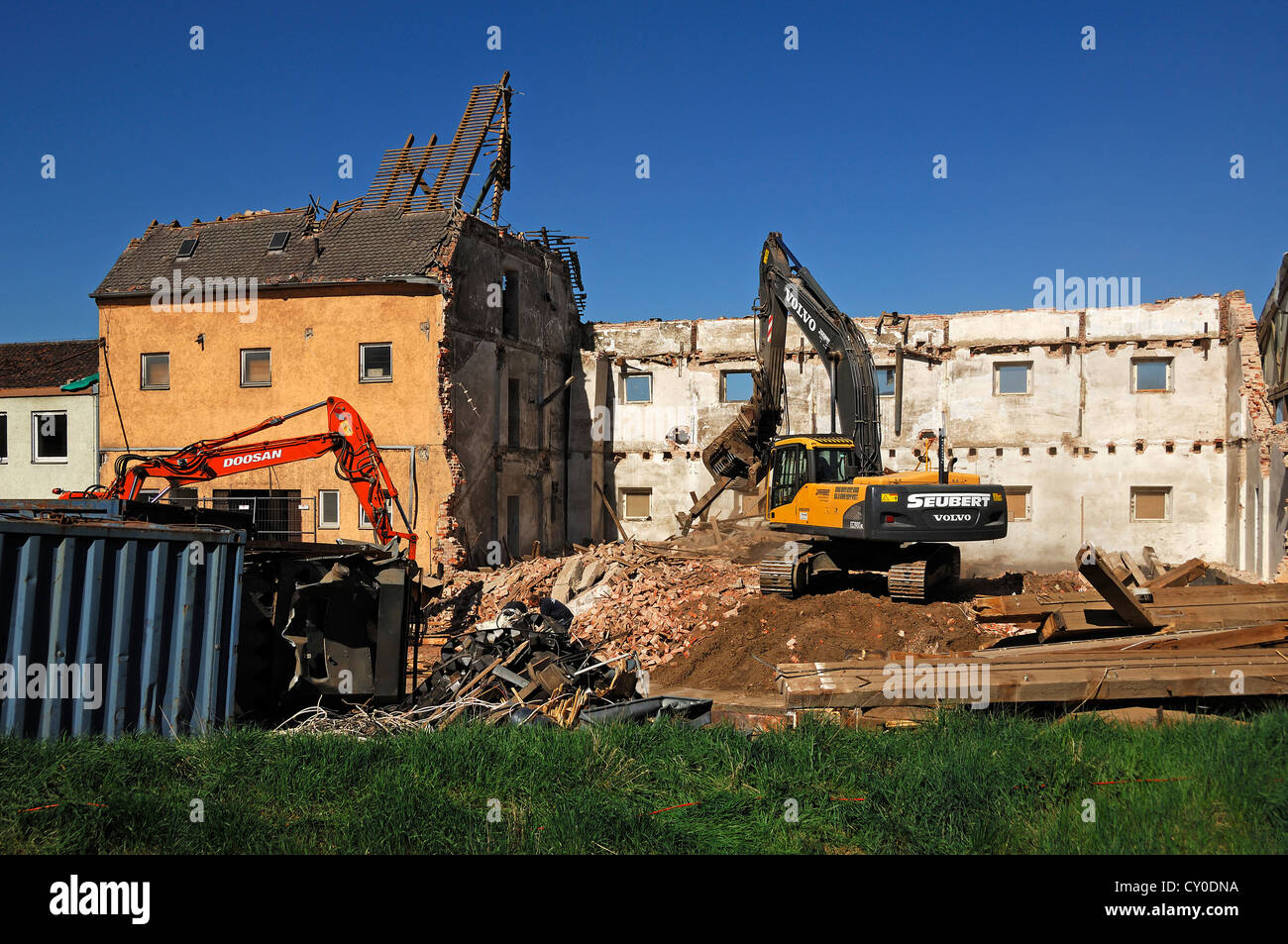 Bagger, Bauschutt, Abbruch einer Lagerhalle, Igensdorf, Franken, Oberbayern verschieben Stockfoto