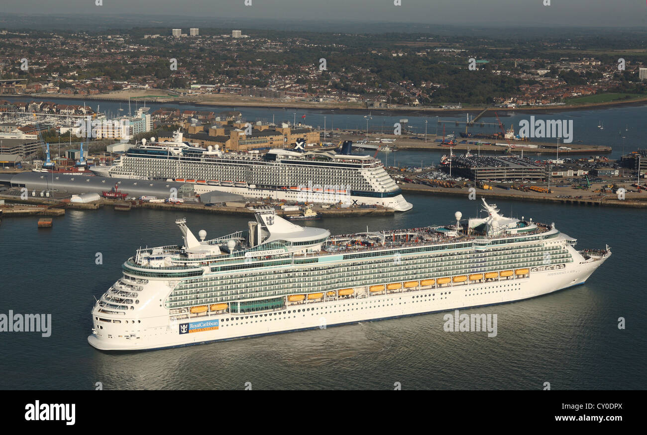 Unabhängigkeit der Meere geht Celebrity Eclipse in den Hafen von Southampton. Luftbilder. Stockfoto