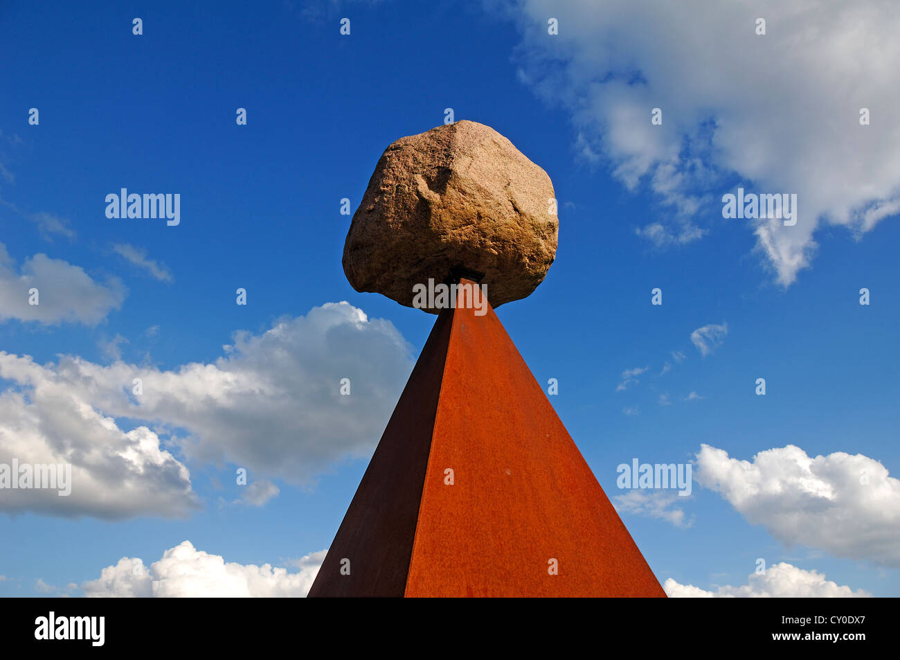 Moderne Skulptur 'Graniticum XV', Alter Schwede in Lauenburg, Pyramide und Megalith werden Symbole für Zeit und Ewigkeit, von der Stockfoto