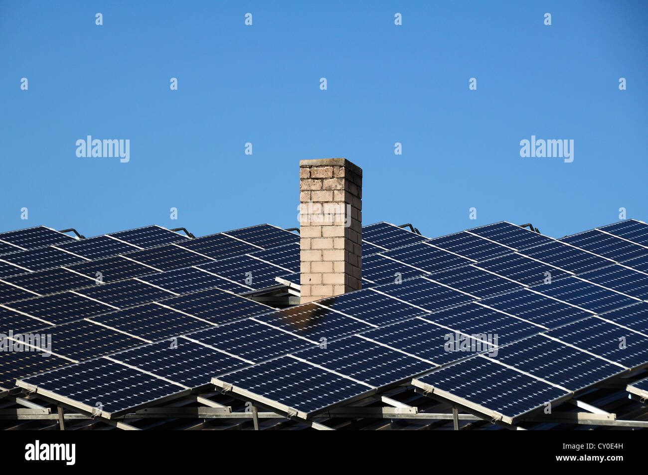 Photovoltaik-Anlage rund um einen Kamin auf ein Fabrikgebäude,  Ziegelhuette, Middle Franconia, Bayern Stockfotografie - Alamy