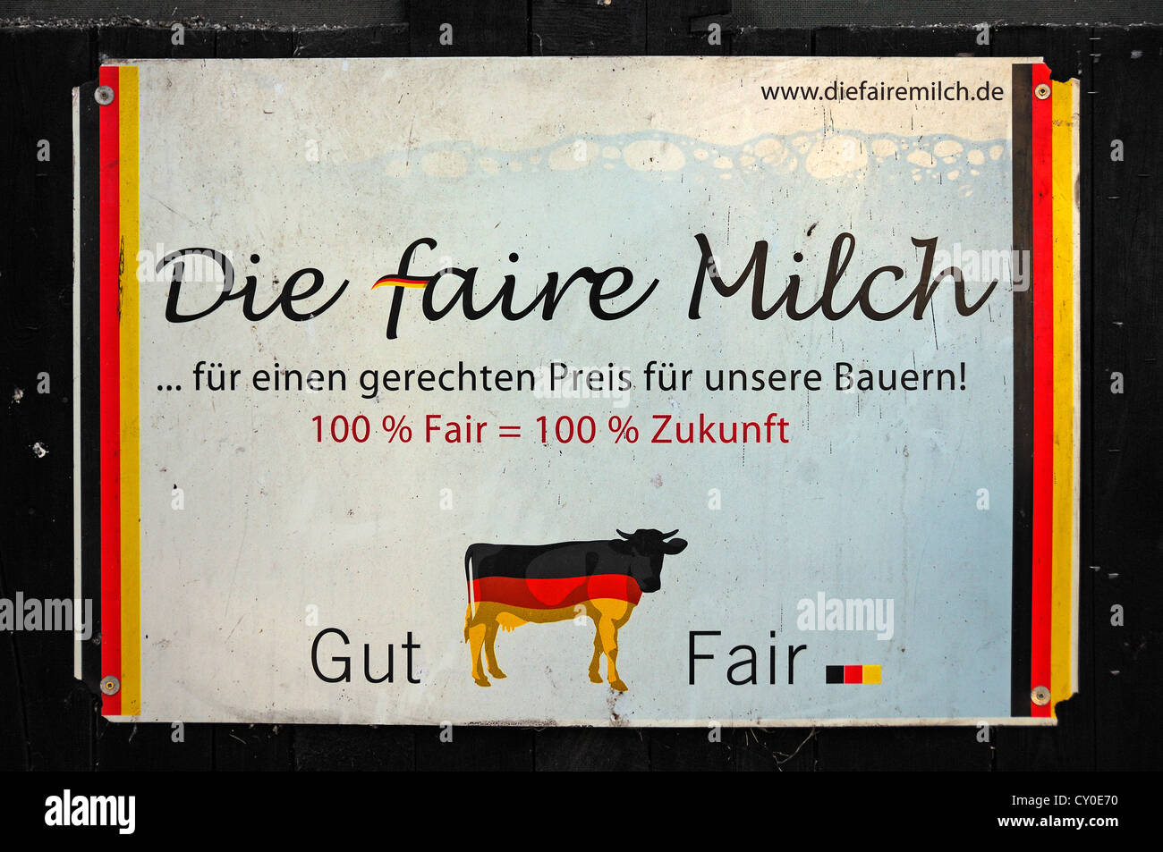 Plakat, Schriftzug "Faire Milch sterben", Deutsch "Faire Milch" auf eine Kuh zu vergießen, Dorfhaus, Franken, Oberbayern Stockfoto
