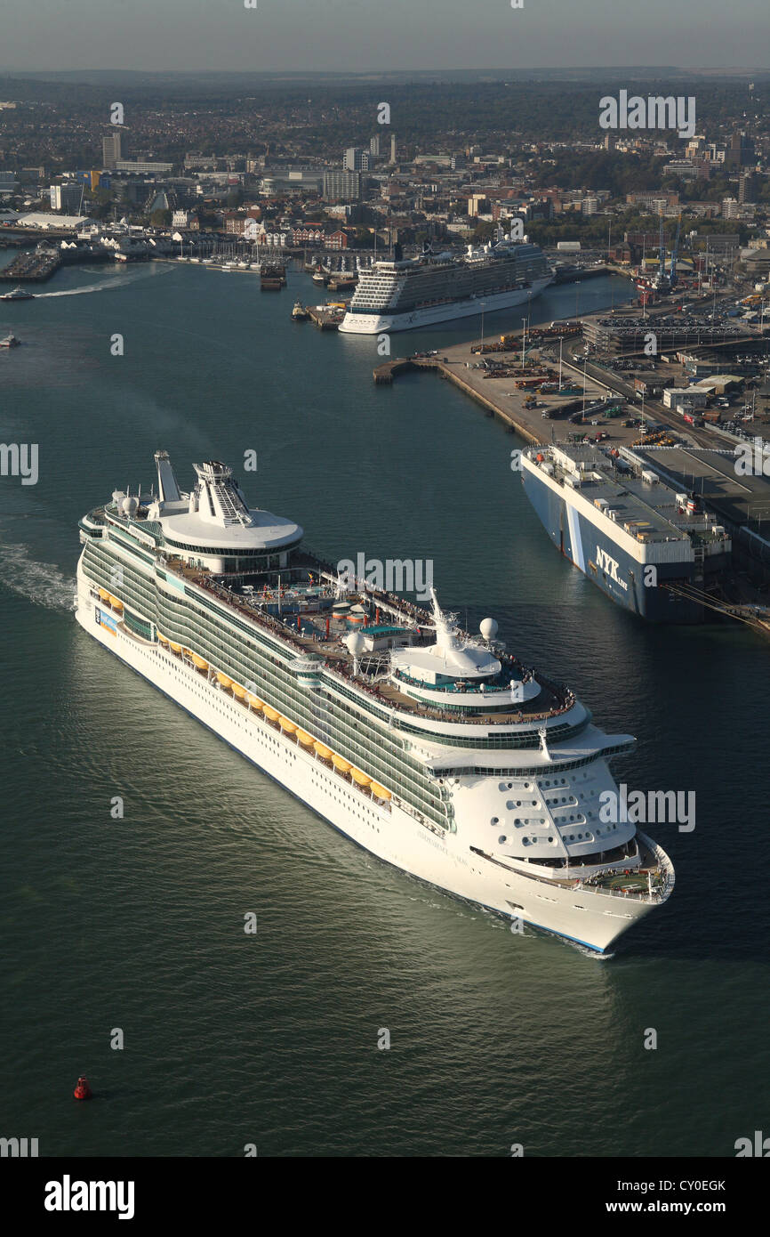 Unabhängigkeit der Meere geht Celebrity Eclipse in den Hafen von Southampton. Luftbilder. Stockfoto